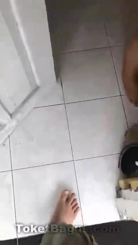 Kurir_paket_COD_dildo_malah_disuruh_praktek_colokin_ke_memek_ceweknya_-_PoopHD.mp4